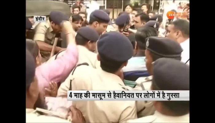 MP: Angry people enters the court pemises and start beating the rape accused in indor MP: Angry people enters the court pemises and start beating the rape accused in indor