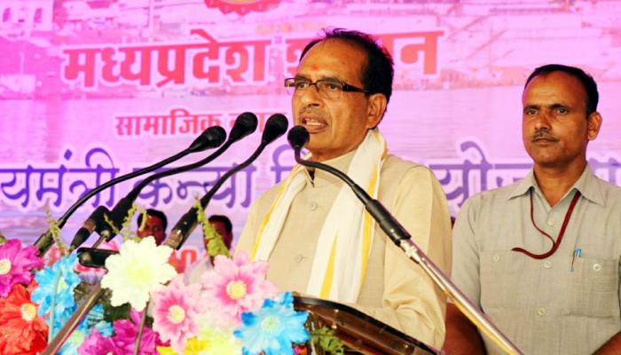 CM शिवराज दे रहे थे भाषण, लंदन से अचानक आया PM मोदी का फोन और बदल गया माहौल... CM शिवराज दे रहे थे भाषण, लंदन से अचानक आया PM मोदी का फोन और बदल गया माहौल...