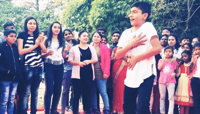 VIDEO: इस बच्चे ने अपने डांस से किया सबको इमोशनल, सामने आकर गले से लगाए लोग VIDEO: इस बच्चे ने अपने डांस से किया सबको इमोशनल, सामने आकर गले से लगाए लोग