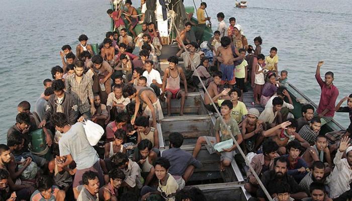 समुद्र में 8 बच्चों सहित 9 दिनों तक फंसे 76 रोहिंग्या शरणार्थी, मलेशिया पहुंचने की कर रहे थे कोशिश समुद्र में 8 बच्चों सहित 9 दिनों तक फंसे 76 रोहिंग्या शरणार्थी, मलेशिया पहुंचने की कर रहे थे कोशिश