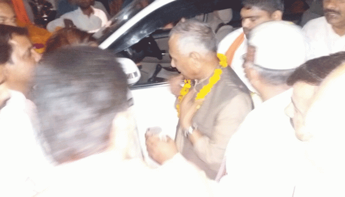 अयोध्या में VHP के नव निर्वाचित अध्यक्ष विष्णु सदाशिव कोकजे, रामलला के दर्शन किए अयोध्या में VHP के नव निर्वाचित अध्यक्ष विष्णु सदाशिव कोकजे, रामलला के दर्शन किए