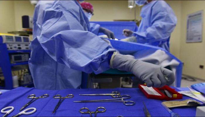 मिलिए इस अजीबोगरीब डॉक्टर साहब से! सिर में लगी थी चोट, पैर का कर दिया ऑपरेशन मिलिए इस अजीबोगरीब डॉक्टर साहब से! सिर में लगी थी चोट, पैर का कर दिया ऑपरेशन