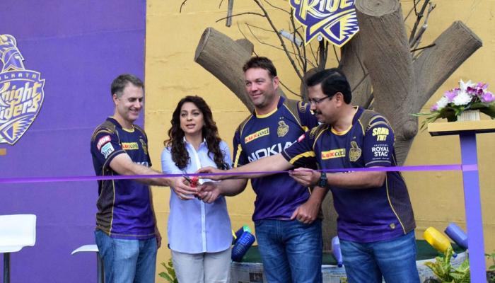 IPL 2018 : Preity Zinta kept on giving magical hug, Juhi chawla wins hearts in Eden Gardens IPL 2018 : Preity Zinta kept on giving magical hug, Juhi chawla wins hearts in Eden Gardens