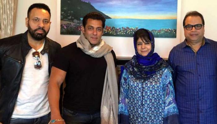 'Race 3' के लिए कश्मीर पहुंचे सलमान खान, महबूबा मुफ्ती से की मुलाकात 'Race 3' के लिए कश्मीर पहुंचे सलमान खान, महबूबा मुफ्ती से की मुलाकात