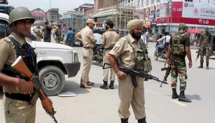 AK-47 के साथ J&K पुलिस का एक जवान लापता, थाने से कुछ गोला-बारूद भी गायब AK-47 के साथ J&K पुलिस का एक जवान लापता, थाने से कुछ गोला-बारूद भी गायब