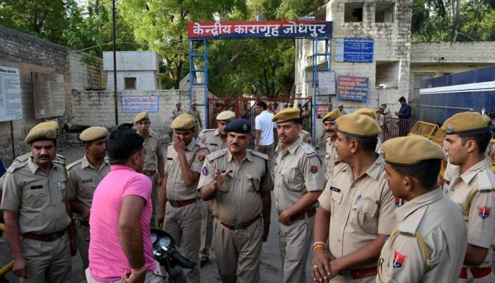 आसाराम कहता था- मेरे 7 करोड़ साधक, पहुंचे सिर्फ 12; पकड़े जाने पर 4 ने कहा, शॉपिंग करने आए थे आसाराम कहता था- मेरे 7 करोड़ साधक, पहुंचे सिर्फ 12; पकड़े जाने पर 4 ने कहा, शॉपिंग करने आए थे