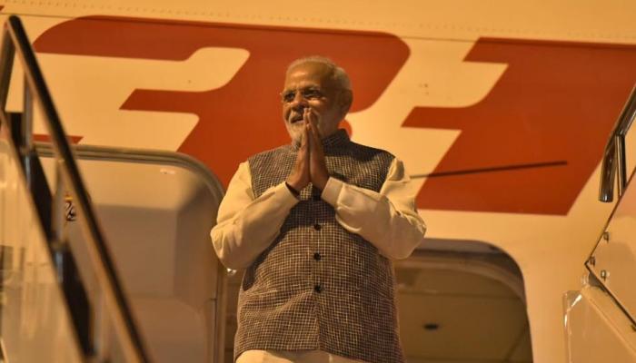 शी जिनपिंग से वार्ता के लिए पीएम मोदी पहुंचे वुहान, एयरपोर्ट पर गर्मजोशी से स्वागत शी जिनपिंग से वार्ता के लिए पीएम मोदी पहुंचे वुहान, एयरपोर्ट पर गर्मजोशी से स्वागत