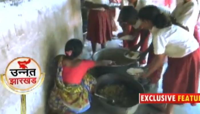 उन्नत झारखंड : स्कूलों में अब गैस चूल्हे पर बन रहा है मिड डे मील, स्वस्थ्य वातारण और बच्चे खुश उन्नत झारखंड : स्कूलों में अब गैस चूल्हे पर बन रहा है मिड डे मील, स्वस्थ्य वातारण और बच्चे खुश