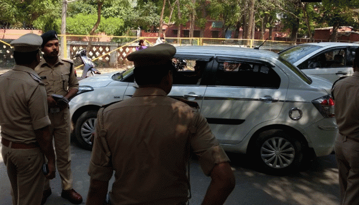 मुरादाबाद: दिनदहाड़े बैंक के सामने से 33 लाख की लूट मुरादाबाद: दिनदहाड़े बैंक के सामने से 33 लाख की लूट