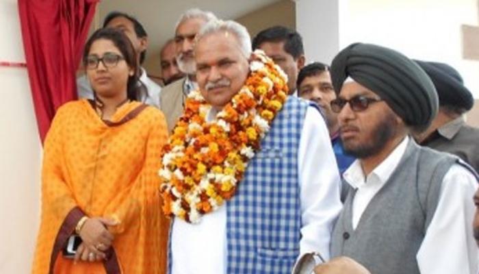 कठुआ कांड में CBI जांच की मांग को लेकर बीजेपी के मंत्री की गाड़ी पर पथराव कठुआ कांड में CBI जांच की मांग को लेकर बीजेपी के मंत्री की गाड़ी पर पथराव
