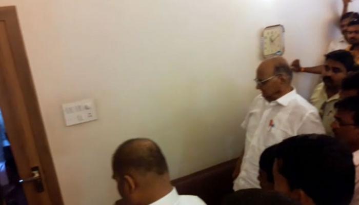 होटल में पत्रकारों से बात कर रहे थे शरद पवार, तभी लॉक हो गया गेट; फिर... होटल में पत्रकारों से बात कर रहे थे शरद पवार, तभी लॉक हो गया गेट; फिर...