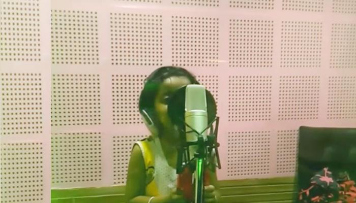VIDEO: 4 साल की बच्ची ने अपनी आवाज से इंटरनेट पर मचाया हंगामा, गाया 'मेरे रश्के कमर...' VIDEO: 4 साल की बच्ची ने अपनी आवाज से इंटरनेट पर मचाया हंगामा, गाया 'मेरे रश्के कमर...'