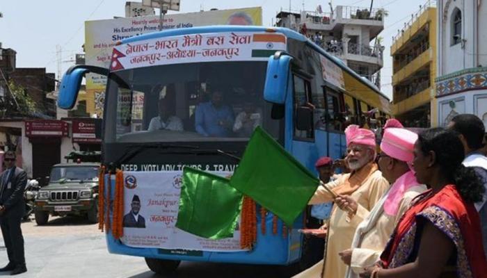 जनकपुर-अयोध्या के बीच अब सीधी बस सर्विस, पीएम मोदी और ओली ने दिखाई हरी झंडी जनकपुर-अयोध्या के बीच अब सीधी बस सर्विस, पीएम मोदी और ओली ने दिखाई हरी झंडी