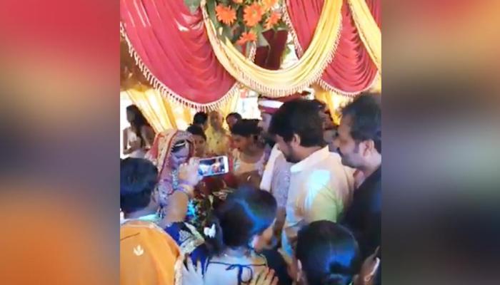 सोनम कपूर, नेहा धूपिया और हिमेश के बाद अब इस एक्टर ने भी रचाई शादी, सामने आई तस्वीरें सोनम कपूर, नेहा धूपिया और हिमेश के बाद अब इस एक्टर ने भी रचाई शादी, सामने आई तस्वीरें