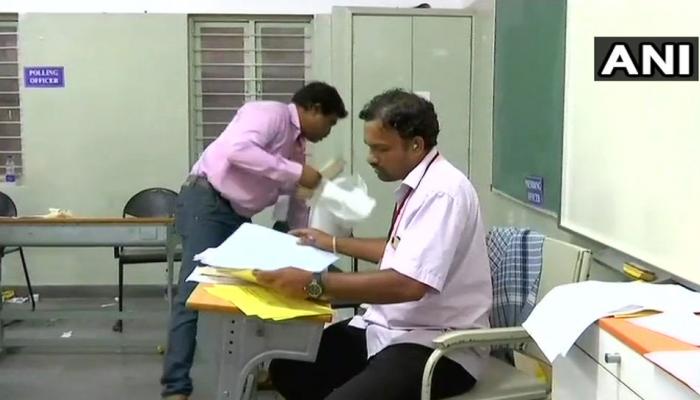 कर्नाटक : EVM खराब होने के कारण हेब्बल के एक केंद्र पर फिर होगा मतदान कर्नाटक : EVM खराब होने के कारण हेब्बल के एक केंद्र पर फिर होगा मतदान
