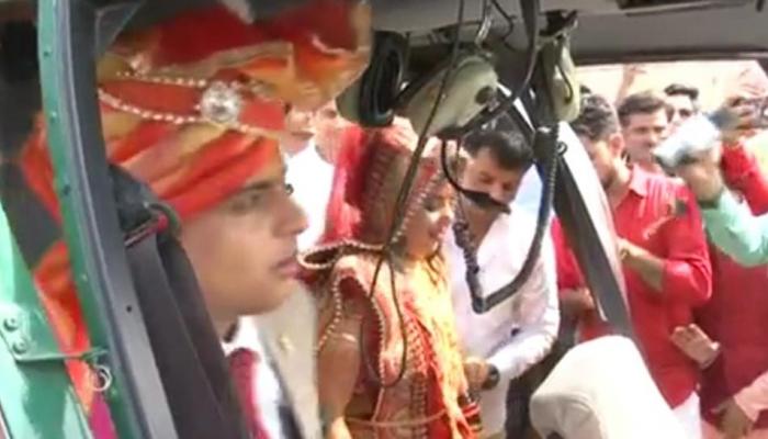 किसान ने की हेलीकॉप्टर से लाड़ली की विदाई, बेटी बोली- अब कुछ नहीं मांगूंगी पापा किसान ने की हेलीकॉप्टर से लाड़ली की विदाई, बेटी बोली- अब कुछ नहीं मांगूंगी पापा