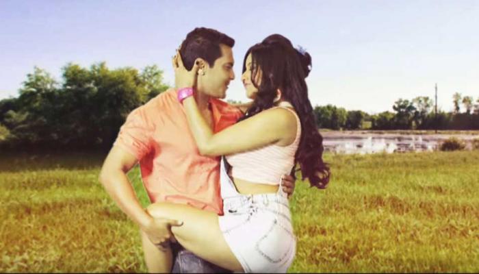 Video: भोजपुरी सेंसशन मोनालीसा के साथ वायरल हो रहा है आदित्य नारायण का ये Kiss Video: भोजपुरी सेंसशन मोनालीसा के साथ वायरल हो रहा है आदित्य नारायण का ये Kiss