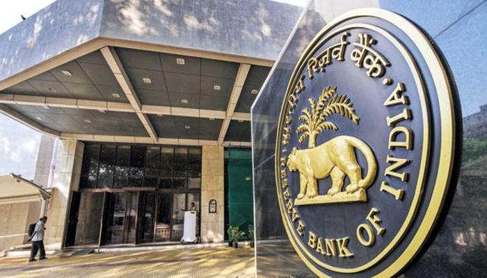महंगा हो सकता है बैंकों से लोन लेना, बढ़ेंगी ब्याज दरें, RBI ने दे दिया ये इशारा महंगा हो सकता है बैंकों से लोन लेना, बढ़ेंगी ब्याज दरें, RBI ने दे दिया ये इशारा