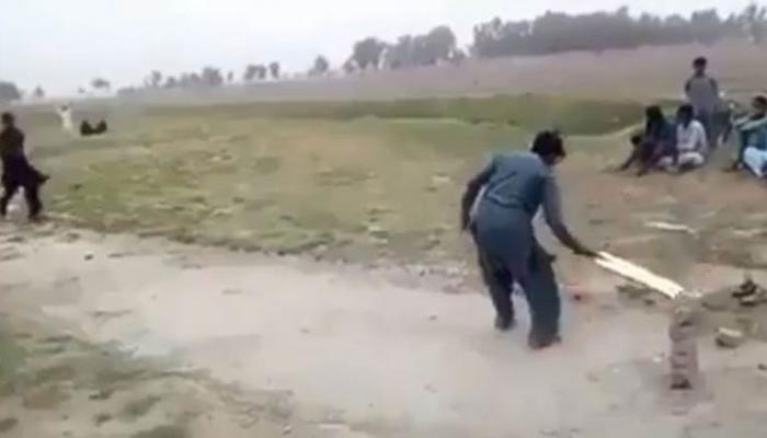 VIDEO: अजब-गजब आउट, ICC के दरबार पहुंचा मामला तो सुनाया यह फैसला VIDEO: अजब-गजब आउट, ICC के दरबार पहुंचा मामला तो सुनाया यह फैसला