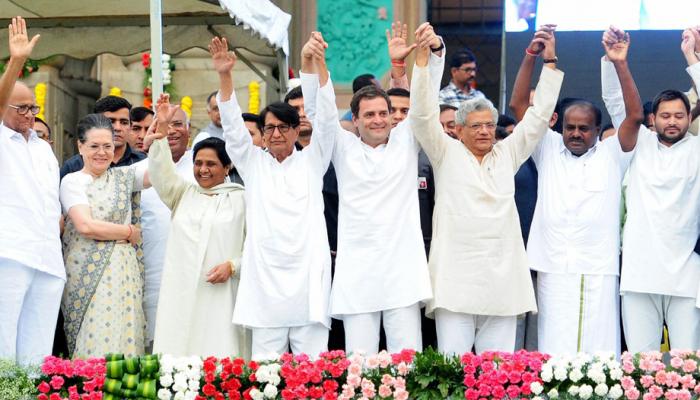 बीजेपी ने किया कुमारस्वामी के शपथ ग्रहण का बहिष्कार, कांग्रेसी नेताओं को दिया 'न्यौता' बीजेपी ने किया कुमारस्वामी के शपथ ग्रहण का बहिष्कार, कांग्रेसी नेताओं को दिया 'न्यौता'