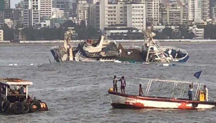 मुंबई में समुद्र पर तैरता रेस्तरां डूबा, 15 लोगों को बचाया मुंबई में समुद्र पर तैरता रेस्तरां डूबा, 15 लोगों को बचाया