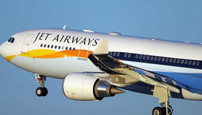 हजारों फिट ऊपर उड़ रही Jet फ्लाइट में पायलट ले रहे थे सेल्फी, एयरलाइन ने की यह बड़ी कार्रवाई हजारों फिट ऊपर उड़ रही Jet फ्लाइट में पायलट ले रहे थे सेल्फी, एयरलाइन ने की यह बड़ी कार्रवाई