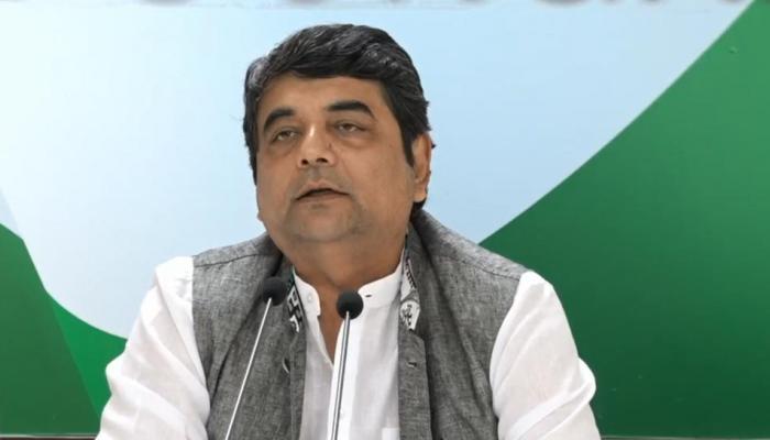 कांग्रेस ने PM मोदी पर कसा तंज, कहा- फोटो खिंचवाने से विदेश नीति नहीं चलती कांग्रेस ने PM मोदी पर कसा तंज, कहा- फोटो खिंचवाने से विदेश नीति नहीं चलती