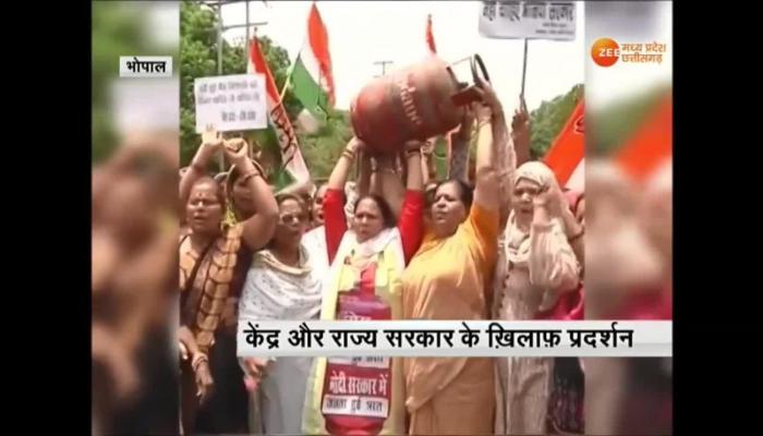 VIDEO: Women Congress protest in Madhya Pradesh against LPG cylinder prices increased VIDEO: Women Congress protest in Madhya Pradesh against LPG cylinder prices increased