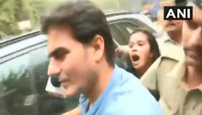 IPL betting scam: Arbaaz Khan on his way to Thane Crime Branch IPL सट्टेबाजी केस : शेरा के साथ ठाणे क्राइम ब्रांच दफ्तर के लिए रवाना हुए अरबाज खान