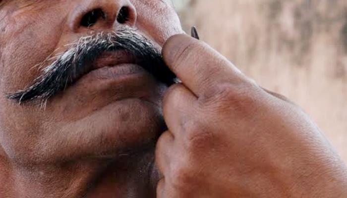 गुजरात: OBC समाज के शख्स ने नाम में लगाया 'सिंह', राजपूतों ने मुंडवा दी मूंछ गुजरात: OBC समाज के शख्स ने नाम में लगाया 'सिंह', राजपूतों ने मुंडवा दी मूंछ