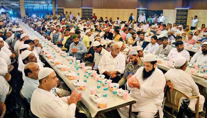 RSS का ये संगठन पहली बार मुंबई में देगा इफ्तार पार्टी, कई मुस्लिम संगठन उतरे विरोध में RSS का ये संगठन पहली बार मुंबई में देगा इफ्तार पार्टी, कई मुस्लिम संगठन उतरे विरोध में