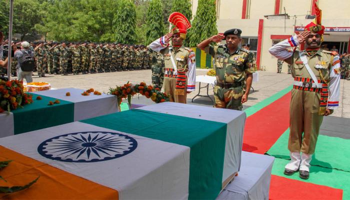 भारतीय चौकियों पर ताजा हमला दिखाता है कि PAK कहता कुछ है, करता कुछ और है : BSF भारतीय चौकियों पर ताजा हमला दिखाता है कि PAK कहता कुछ है, करता कुछ और है : BSF