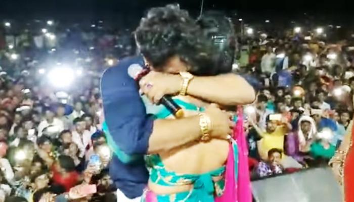 VIDEO: स्टेज शो के दौरान फूट-फूटकर रोने लगे खेसारीलाल यादव, इस एक्ट्रेस ने गले लगाकर पोछे आंसू VIDEO: स्टेज शो के दौरान फूट-फूटकर रोने लगे खेसारीलाल यादव, इस एक्ट्रेस ने गले लगाकर पोछे आंसू
