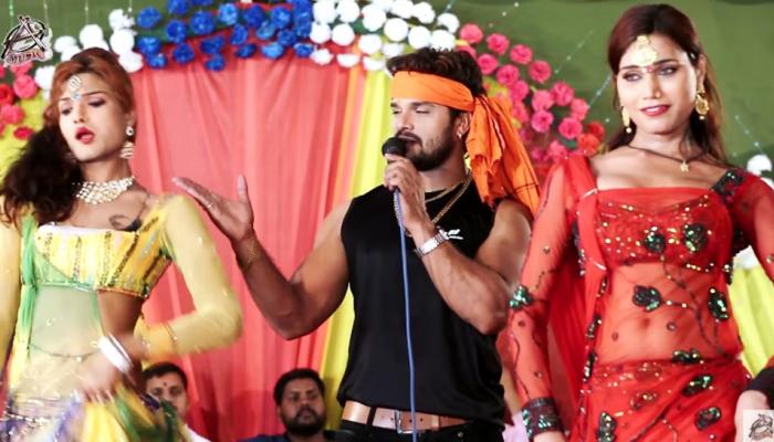 VIDEO: स्टेज शो के दौरान खेसारीलाल यादव ने किया दमदार परफॉर्म, 'भतार खातिर...' गाने पर सबको नचाया VIDEO: स्टेज शो के दौरान खेसारीलाल यादव ने किया दमदार परफॉर्म, 'भतार खातिर...' गाने पर सबको नचाया