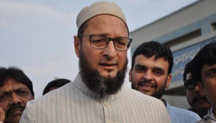 VIDEO: औवेसी का प्रणब मुखर्जी पर हमला, 'जो व्यक्ति 50 साल कांग्रेस में रहा, वह संघ में माथा टेकता है' VIDEO: औवेसी का प्रणब मुखर्जी पर हमला, 'जो व्यक्ति 50 साल कांग्रेस में रहा, वह संघ में माथा टेकता है'