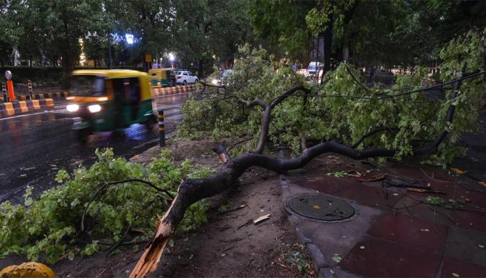 दिल्ली NCR में तेज अंधड़ के साथ हल्की बारिश, कई विमानों का रूट बदला, मेट्रो सर्विस पर भी असर दिल्ली NCR में तेज अंधड़ के साथ हल्की बारिश, कई विमानों का रूट बदला, मेट्रो सर्विस पर भी असर