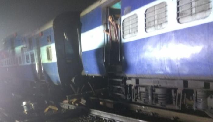 मुंबई-हावड़ा मेल के तीन डिब्बे पटरी से उतरे, हादसे की वजह से रद्द हुईं 12 ट्रेन, कई डायवर्ट मुंबई-हावड़ा मेल के तीन डिब्बे पटरी से उतरे, हादसे की वजह से रद्द हुईं 12 ट्रेन, कई डायवर्ट