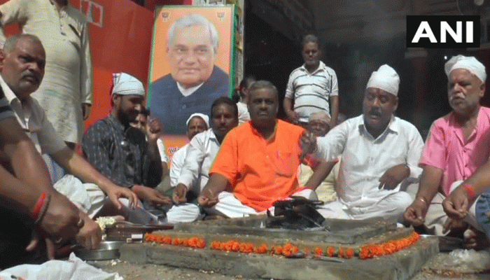 people conducted havan for former PM Atal Bihari Vajpayee who is admitted in AIIMS in delhi people conducted havan for former PM Atal Bihari Vajpayee who is admitted in AIIMS in delhi