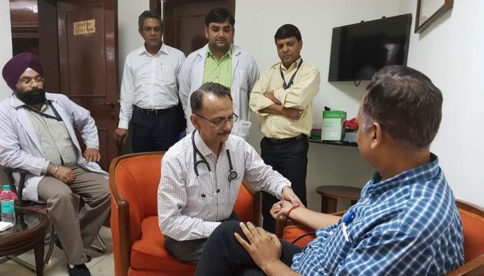 LG से मिलने के इंतजार में अरविंद केजरीवाल का धरना जारी, सत्येंद्र जैन भूख हड़ताल पर LG से मिलने के इंतजार में अरविंद केजरीवाल का धरना जारी, सत्येंद्र जैन भूख हड़ताल पर