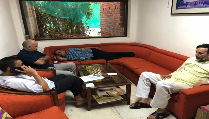 बीजेपी ने साधा निशाना - केजरीवाल का धरना काम से बचने का एक नया तरीका बीजेपी ने साधा निशाना - केजरीवाल का धरना काम से बचने का एक नया तरीका