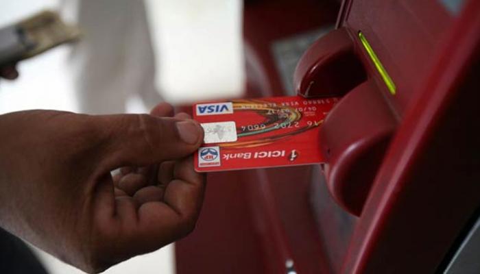 पेन ड्राइव से हैक हो जाती है ATM मशीन, हैकर्स ऐसे निकाल लेते हैं सारा पैसा पेन ड्राइव से हैक हो जाती है ATM मशीन, हैकर्स ऐसे निकाल लेते हैं सारा पैसा