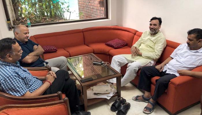 सत्येंद्र जैन तो थे ही भूख हड़ताल पर, अब सिसोदिया ने भी एलजी के दफ्तर में शुरू किया अनशन सत्येंद्र जैन तो थे ही भूख हड़ताल पर, अब सिसोदिया ने भी एलजी के दफ्तर में शुरू किया अनशन