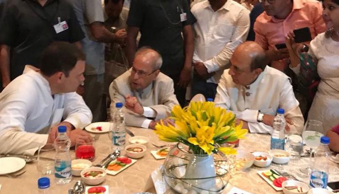राहुल गांधी की इफ्तार पार्टी में पहुंचे प्रणब मुखर्जी, नकवी की पार्टी में रविशंकर-राजनाथ राहुल गांधी की इफ्तार पार्टी में पहुंचे प्रणब मुखर्जी, नकवी की पार्टी में रविशंकर-राजनाथ