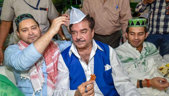 शत्रुघ्न सिन्हा JDU की जगह RJD की इफ्तार पार्टी में पहुंचे, तेजस्वी ने पहनाई टोपी शत्रुघ्न सिन्हा JDU की जगह RJD की इफ्तार पार्टी में पहुंचे, तेजस्वी ने पहनाई टोपी