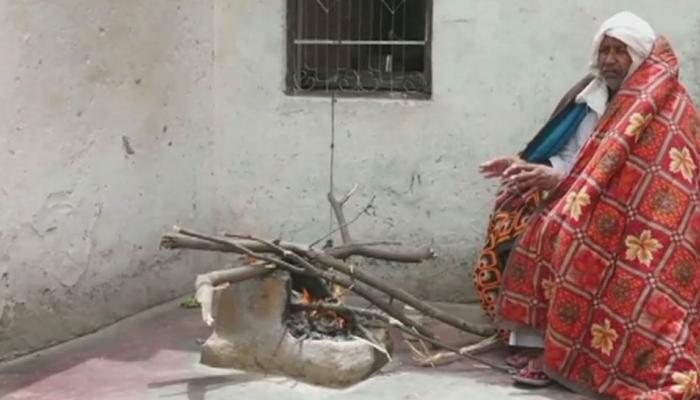 गजब: तपती गर्मी में इस शख्स को लगती है सर्दी, ओढ़ता है कई सारी रजाइयां गजब: तपती गर्मी में इस शख्स को लगती है सर्दी, ओढ़ता है कई सारी रजाइयां