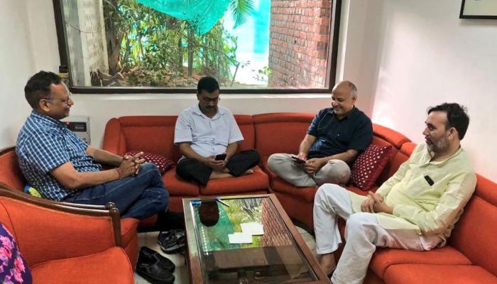 केजरीवाल का धरना : 3 दिन से बिना नहाए राज निवास पर जमे हैं दिल्ली के CM व उनके मंत्री केजरीवाल का धरना : 3 दिन से बिना नहाए राज निवास पर जमे हैं दिल्ली के CM व उनके मंत्री