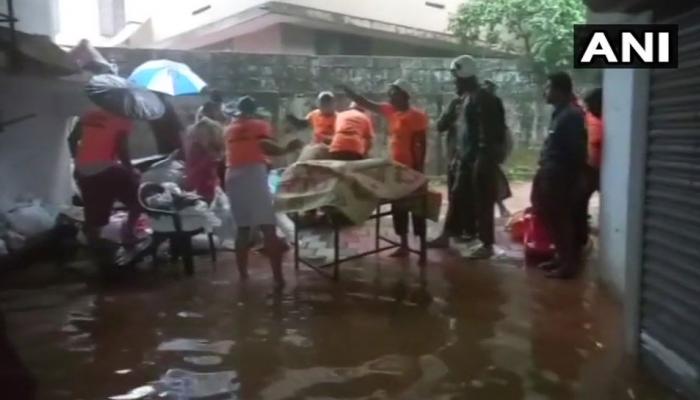 VIDEO: केरल के कोझिकोड में भारी बारिश से तबाही, 3 की मौत, भूस्खलन में आठ लोग दबे VIDEO: केरल के कोझिकोड में भारी बारिश से तबाही, 3 की मौत, भूस्खलन में आठ लोग दबे