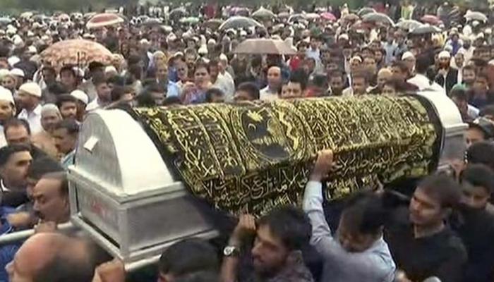 सुपुर्दे खाक हुए शुजात बुखारी, नम थी हर किसी की आंखें, अखबार 'राइजिंग कश्मीर' ने ऐसे दी श्रद्धांजलि सुपुर्दे खाक हुए शुजात बुखारी, नम थी हर किसी की आंखें, अखबार 'राइजिंग कश्मीर' ने ऐसे दी श्रद्धांजलि