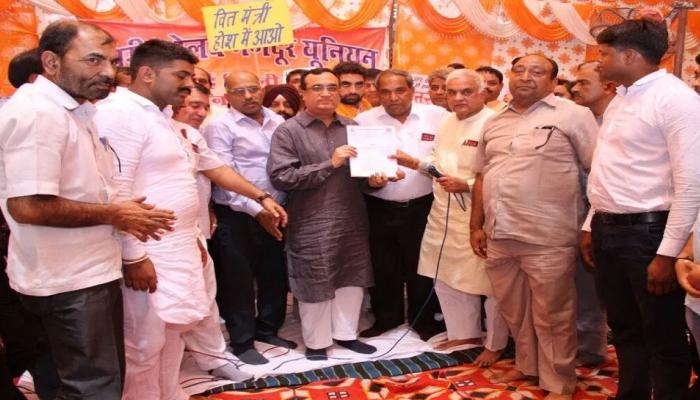 रेलकर्मियों की मांगों को लेकर URM से उठाई आवाज, DRM को सौंपा ज्ञापन रेलकर्मियों की मांगों को लेकर URM से उठाई आवाज, DRM को सौंपा ज्ञापन