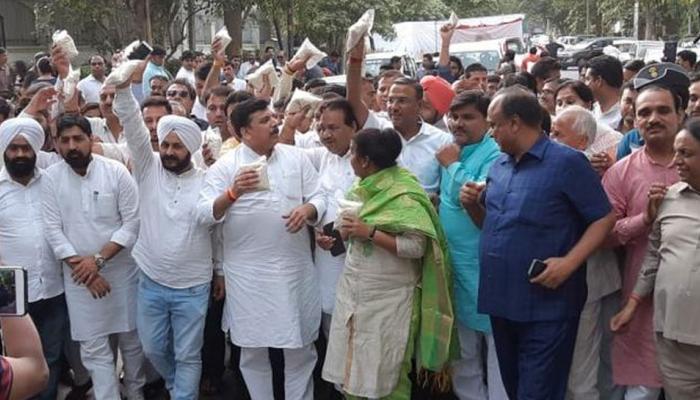 राशन की होम डिलीवरी की मांग के साथ PM आवास पर AAP ने भेजा राशन राशन की होम डिलीवरी की मांग के साथ PM आवास पर AAP ने भेजा राशन
